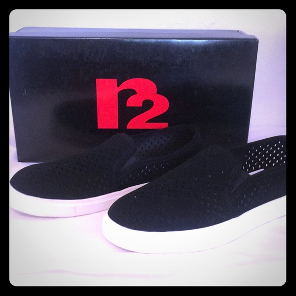 NIB. Comfortable &cute black & white slip on’s. - Picture 2 of 6